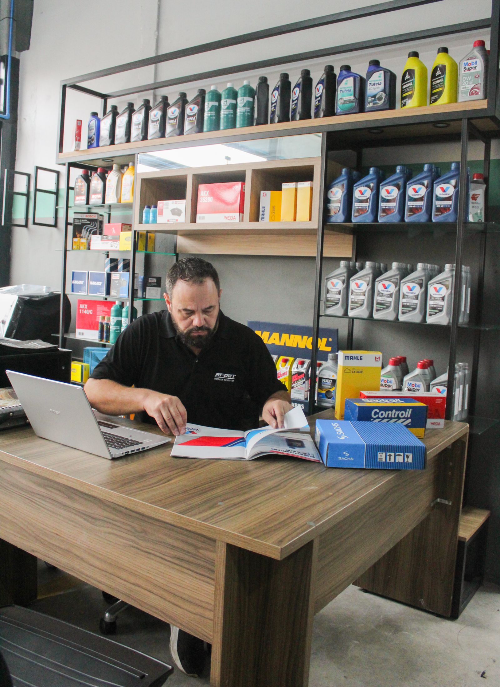Consultor técnico da RFORT durante uma avaliação pré-compra.